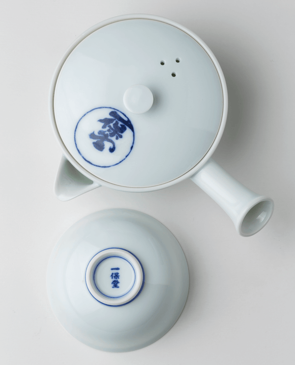 白磁急須・小 茶碗セット(波佐見焼) – 一保堂茶舗 白磁急須・小 茶碗セット(波佐見焼) – 一保堂茶舗